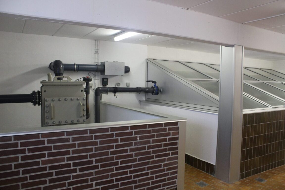 Industrielt filtreringsanlæg med rør og ventilationssystem